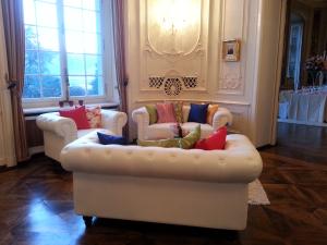 Chesterfield White Sessel 1